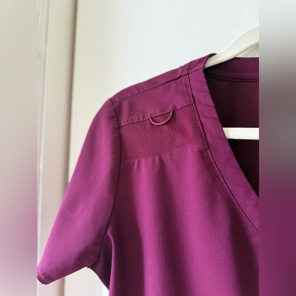 Med Couture Touch 1-Pocket STRETCH Tuck In V-Neck Scrub Top in Wine Burgundy - Picture 9 of 10